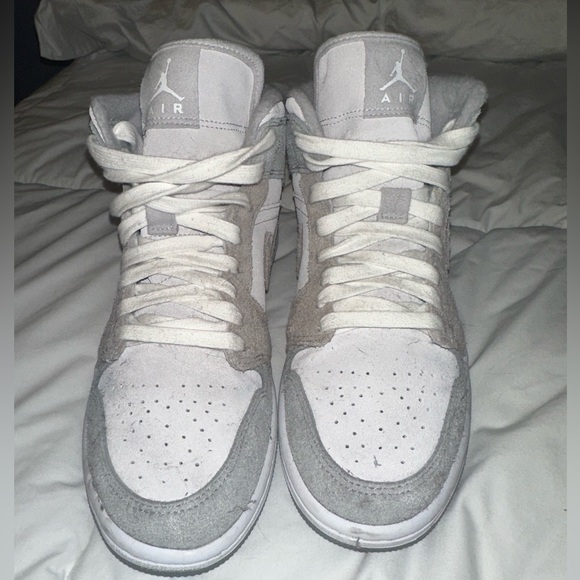 2022 Woman’s Air Jordan 1 Mid SE 'Particle Grey' - Picture 2 of 6
